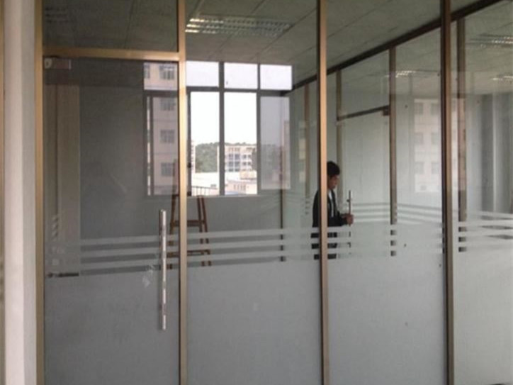 磨砂玻璃材質(zhì)參數(shù)是多少？磨砂玻璃隔斷隱私效果最佳(圖1)